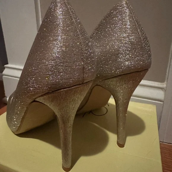 Elegant Gold Glitter Pumps - Picture 3 of 4